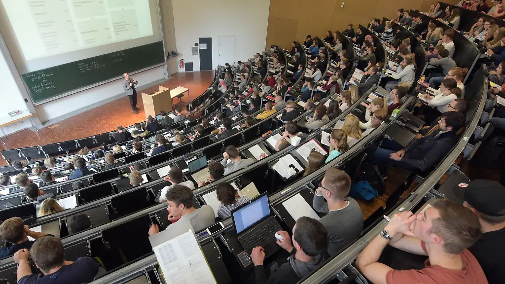 In-einem-grossen-Hoersaal-der-Universitaet-Ulm-nehmen-Studierende-an-einer-Vorlesung-teil