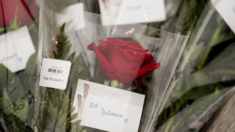 Blumen für die fünf Toten der "Titan": Passanten legten sie am Hafen St. John's in Neufundland ab. 