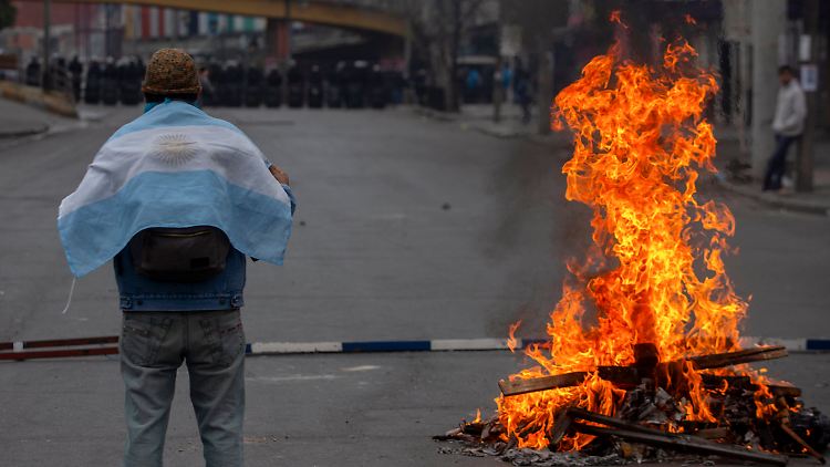 Eine Straßensperre in der Provinzhauptstadt San Salvador de Jujuy, am Dienstag. Im Hintergrund ist eine Polizistenkette zu sehen.