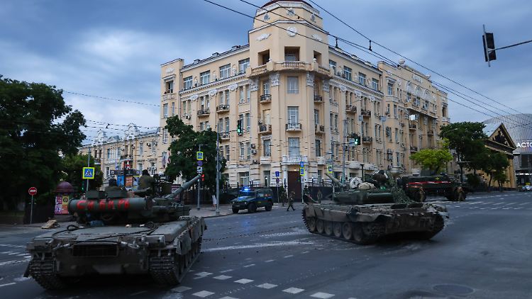 Panzer rund um das Militärhauptquartier in Rostow.