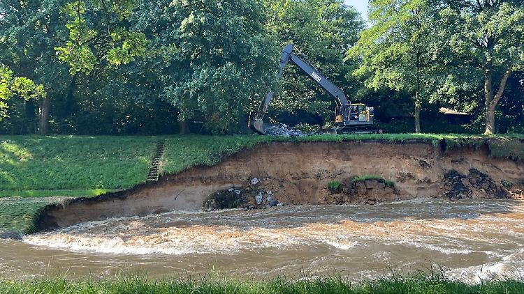 In der Nähe des beschädigten Emscherdeichs ist die Bahnbrücke abgesackt.