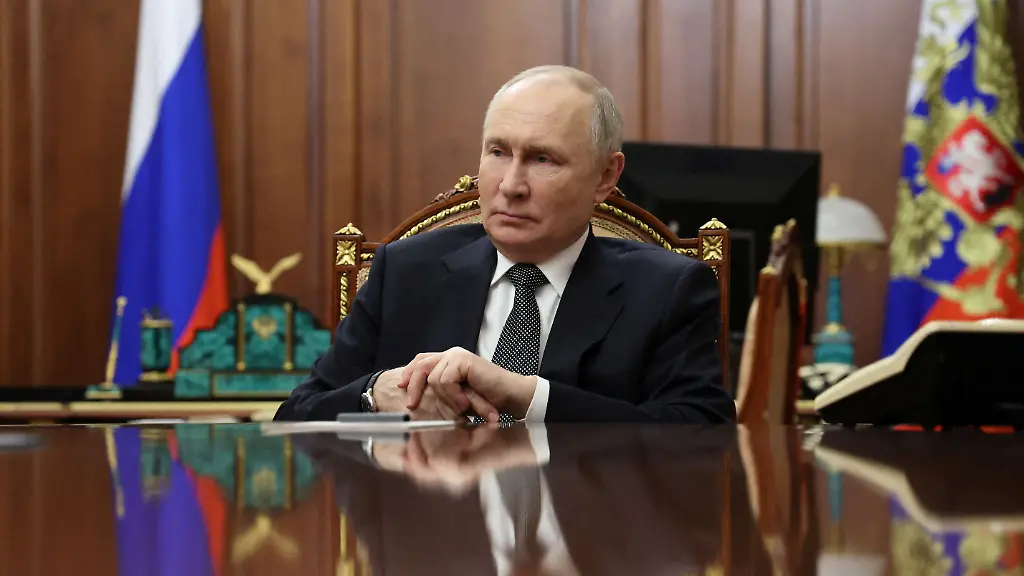 2024-02-20T000000Z-747506210-RC2K66A415GX-RTRMADP-3-RUSSIA-PUTIN