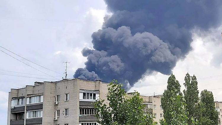 In Woronesch steht ein Öldepot in Flammen.
