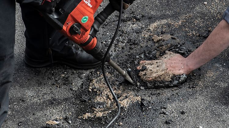 Ungeachtet des Vorgehens gegen die Bewegung werde die Gruppe "ihren Protest auch in der nächsten Woche in ganz Deutschland auf die Straße tragen".