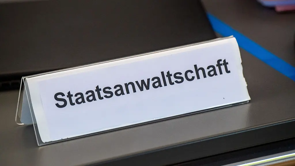 Ein-Schild-mit-dem-Schriftzug-Staatsanwaltschaft-steht-auf-einem-Tisch