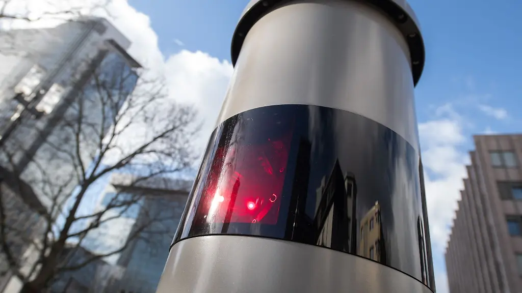 Eine-stationaere-Geschwindigkeitsmessanlage-in-Frankfurt-am-Main