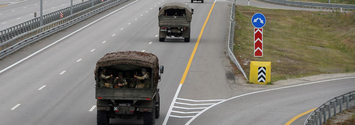 2023-06-24T135139Z_608391613_RC2NP1APDTGR_RTRMADP_3_UKRAINE-CRISIS-RUSSIA-PRIGOZHIN-CONVOY.JPG