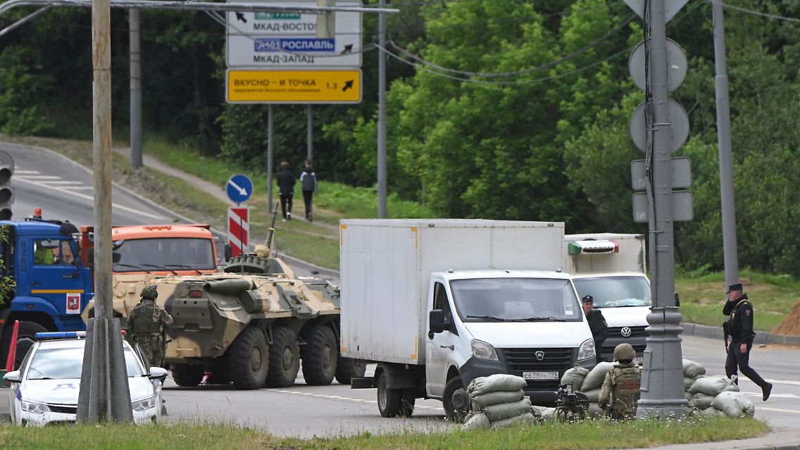 Soldaten und Polizisten an einer Autobahnauffahrt bei Moskau.