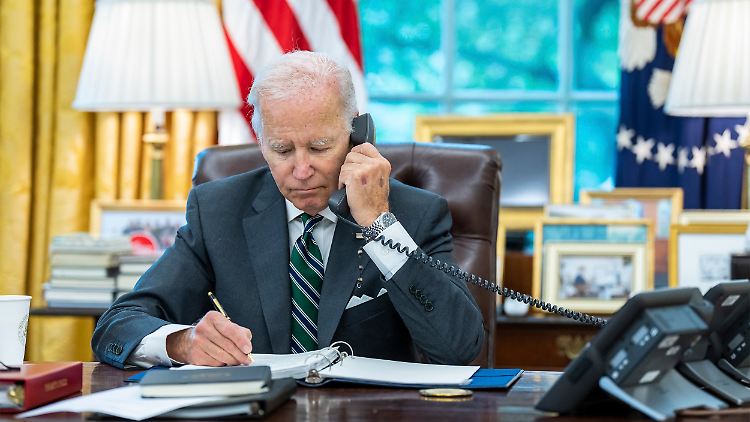 Biden am Telefon (Archivbild). Die westlichen Verbündeten wollen offenbar jeden Anschein der Einflussnahme auf die Ereignisse in Russland vermeiden.