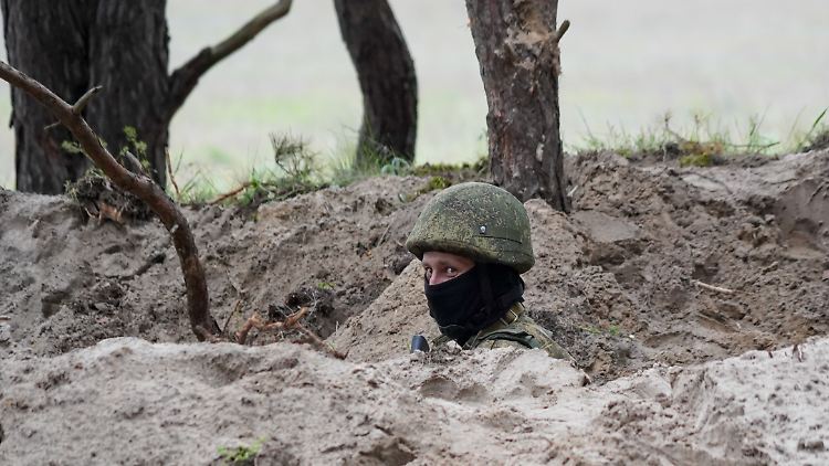 Ohne Russland würde Frieden in der Ukraine herrschen - russischer Soldat in einem Schützengraben in der ukrainischen Oblast Cherson.