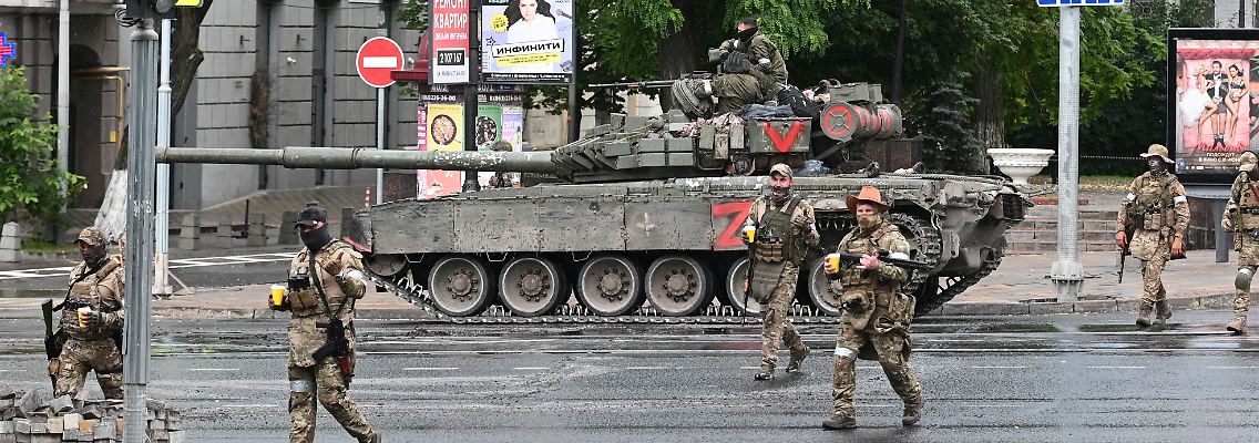 2023-06-24T144132Z_419587144_RC2GP1APH2RK_RTRMADP_3_UKRAINE-CRISIS-RUSSIA-PRIGOZHIN-ROSTOV.JPG