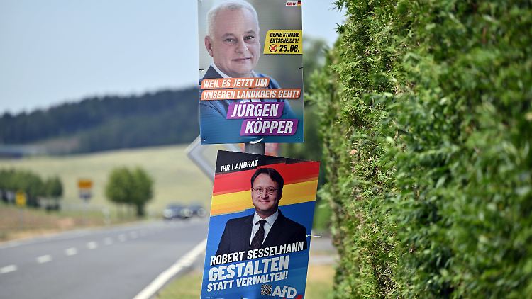 Wahlplakate an der B 89 im Landkreis Sonneberg.