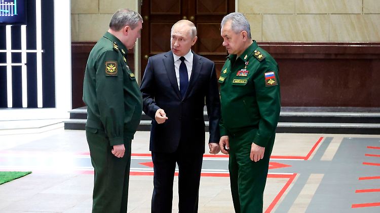 Putin (m.) und Schoigu (r.) sind beim Krieg in der Ukraine federführend.