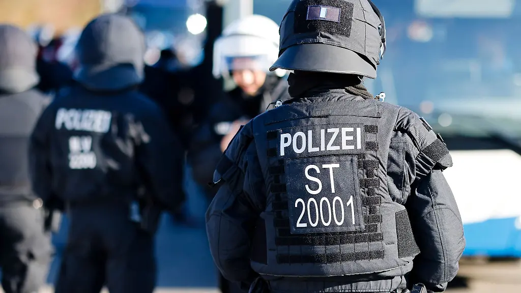 Einsatzkraefte-der-Polizei-stehen-vor-der-Partie-der-Zweitligisten-Hansa-Rostock-FC-St-Pauli-am-Hauptbahnhof