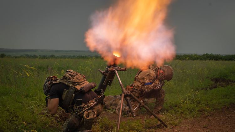 Ukrainische Soldaten beschießen russische Truppen bei Saporischschja.