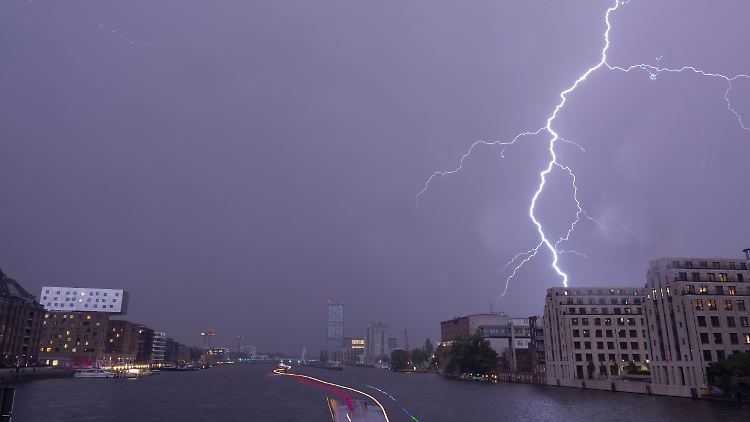 In der kommenden Woche rattern immer wieder Gewitter übers Land.