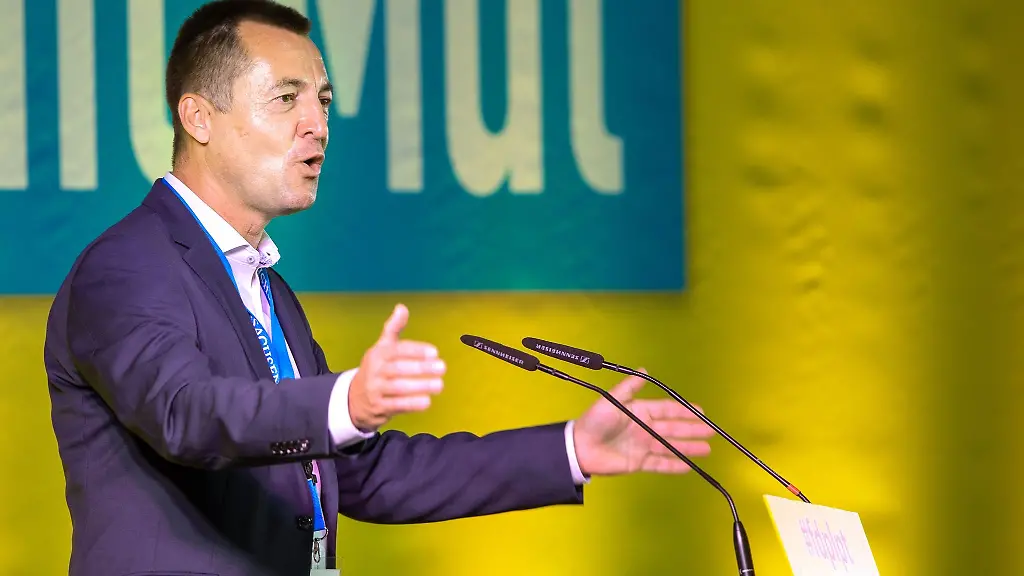 Torsten-Herbst-MdB-stellt-beim-Landesparteitag-der-FDP-Sachsen-den-Bericht-als-Landesschatzmeister-vor