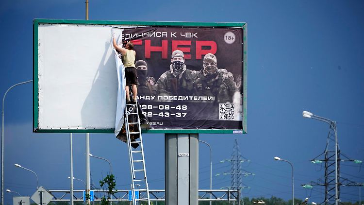 "Schließt euch uns bei Wagner an", stand auf dem Plakat in St. Petersburg. Nach dem bewaffneten Aufstand wurde es abgerissen.