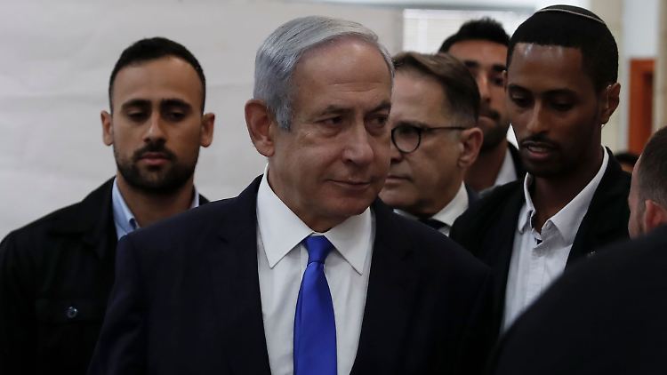 Benjamin Netanjahu (M), Ministerpräsident von Isreal, kommt im Bezirksgericht in Jerusalem an.