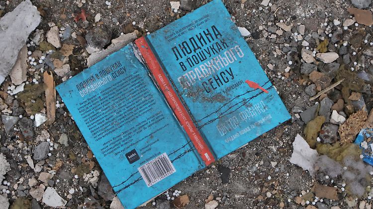 Ein Buch liegt nach einem russischen Luftangriff inmitten von Schutt in einer Wohngegend in Kiew.