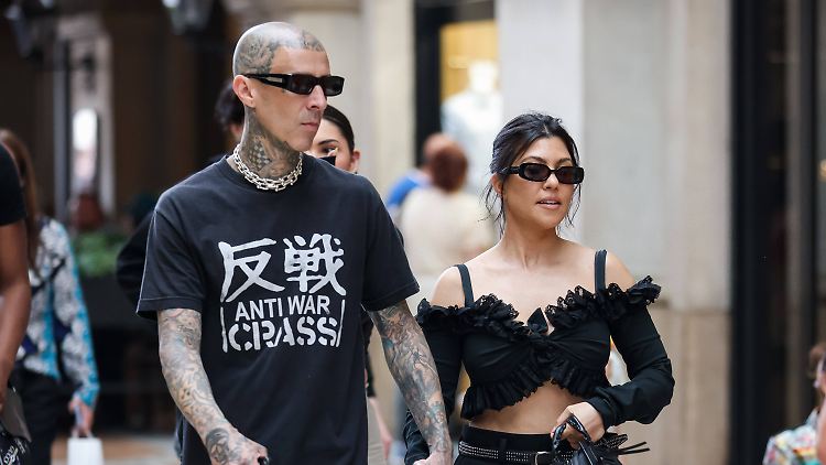 Die 44-Jährige ist mit Blink-182-Drummer Travis Barker zusammen.
