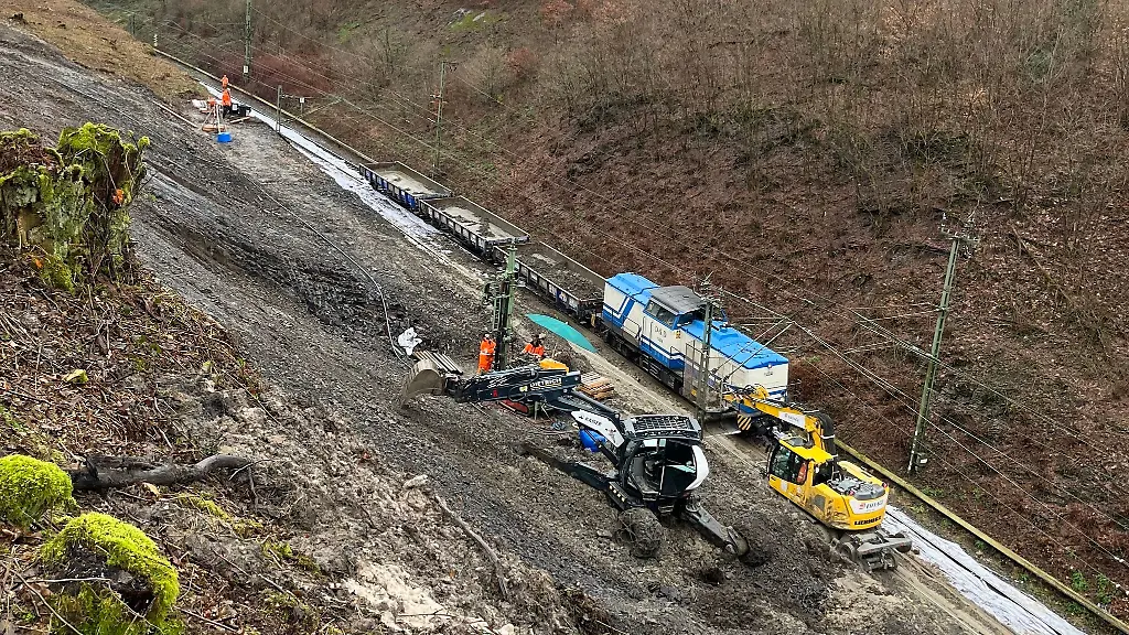 Arbeiter-legen-an-der-Strecke-der-S6-einen-Hang-fuer-weitere-geologische-Untersuchungen-frei