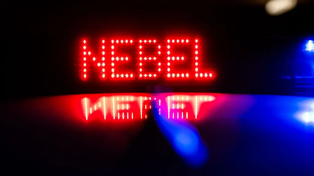 Nebel-ist-auf-dem-Dach-eines-Polizeiautos-zu-lesen