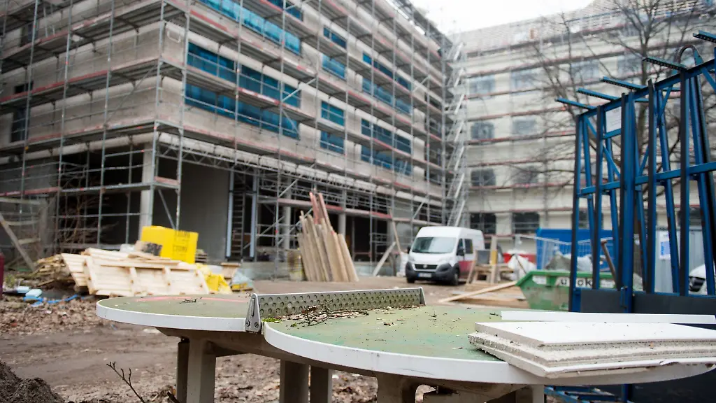 Eine-Tischtennisplatte-steht-am-auf-der-Baustelle-einer-Grundschule