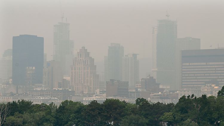 Die Skyline von Montreal ist in einen grauen Schleier gehüllt.