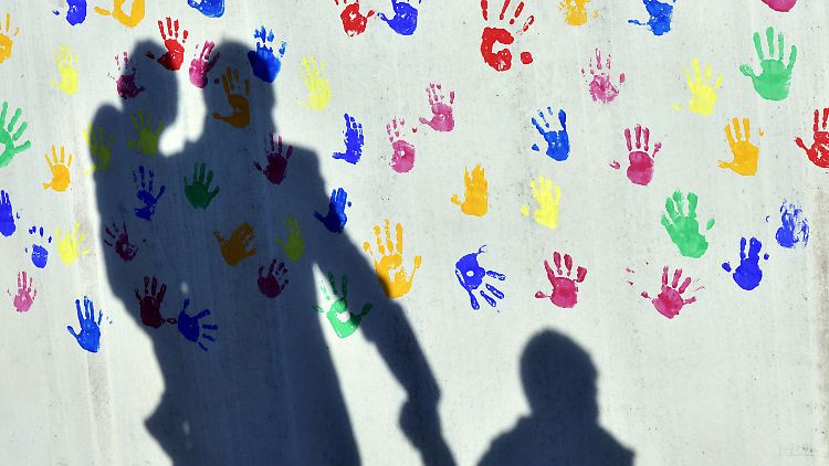 Insgesamt nahmen die Ämter in den meisten Fällen - rund 29.800 - Minderjährige wegen dringender Kindeswohlgefährdungen in Obhut.