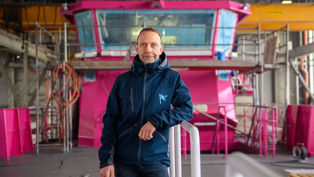 Olaf-Deter-Geschaeftsfuehrer-der-Schiffbau-und-Entwicklungsgesellschaft-Tangermuende-SET-steht-in-der-Werfthalle-an-Deck-einer-Faehre-die-sein-Unternehmen-gerade-baut
