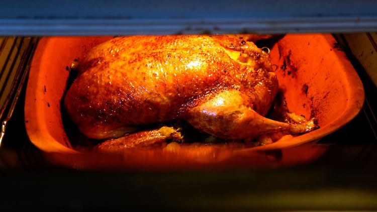 Ein Römertopf eignet sich hervorragend zum Braten von Geflügel oder Gemüse.