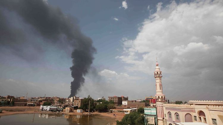 Die Gewalt zwischen der sudanesischen Armee und den paramilitärischen Rapid Support Forces hält seit Mitte April 2023 an, auch in der Stadt Khartum wird gekämpft.