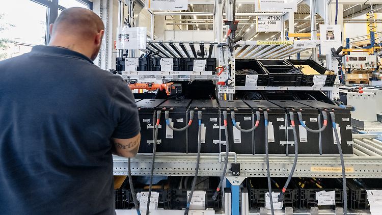 Ein Mitarbeiter fertigt Lithium-Ionen Blockbatterien. Im Verarbeitenden Gewerbe habe sich das Geschäftsklima erheblich eingetrübt.