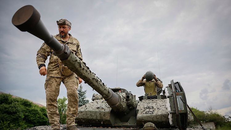 Ukrainische Soldaten auf einem CV90-Schützenpanzer. Das schwere Gerät hatte Schweden zur Verfügung gestellt.