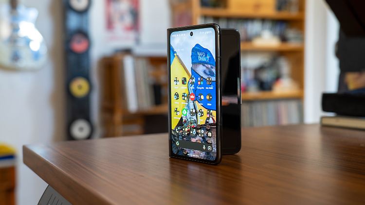 Das Google Pixel Fold hat ein 5,8 Zoll großes Außen-Display und einen 7,7 Zoll großen Innen-Bildschirm.