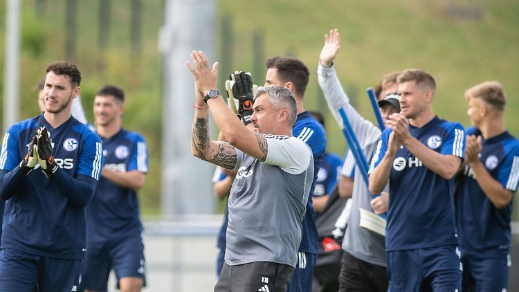 Trainer Thomas Reis führt sein Team auf den Platz und applaudiert den Fans.