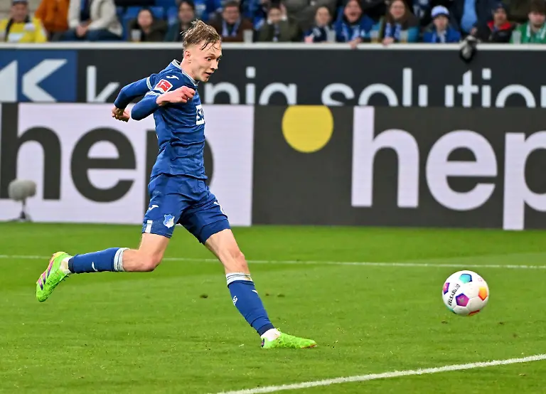 Doppeltorschuetze-Hoffenheims-Maximilian-Beier-erzielt-hier-das-Tor-zum-2-0