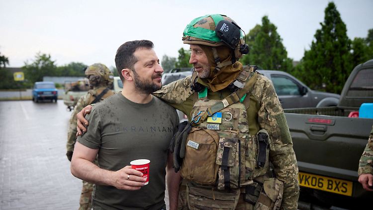"Die Ukraine ist stolz auf jeden von euch", sagte Selenskyj bei seinem Besuch. 