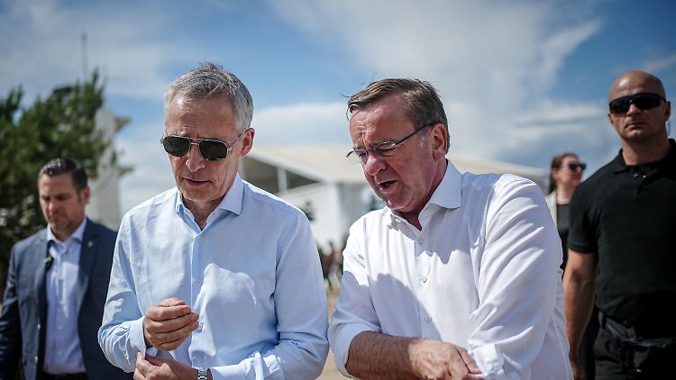 Hemdsärmelig: Pistorius und NATO-Generalsekretär Stoltenberg in Litauen. 
