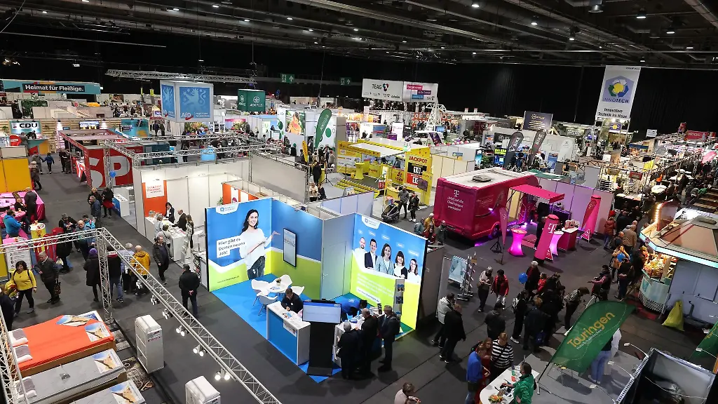 Besucher-informieren-sich-bei-der-diesjaehrigen-Thueringen-Ausstellung-in-einer-Messehalle-an-den-verschiedenen-Staenden