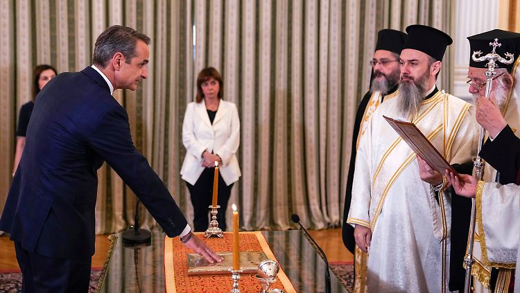 Mitsotakis legt vor Vertretern der griechisch-orthodoxen Kirche den Eid ab.