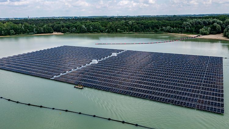 Deutschlands größtes schwimmendes Solarkraftwerk befindet sich in NRW und ist in etwa zwei Fußballfelder groß.