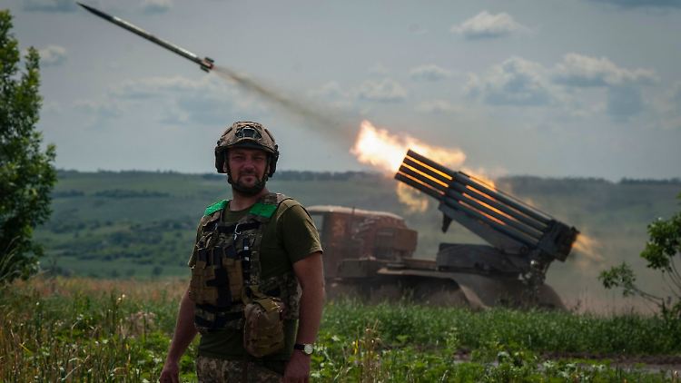 Ein Soldat an der Frontlinie in der Region Donezk: Hier gelangen der ukrainischen Armee offenbar zuletzt kleine Vorstöße.