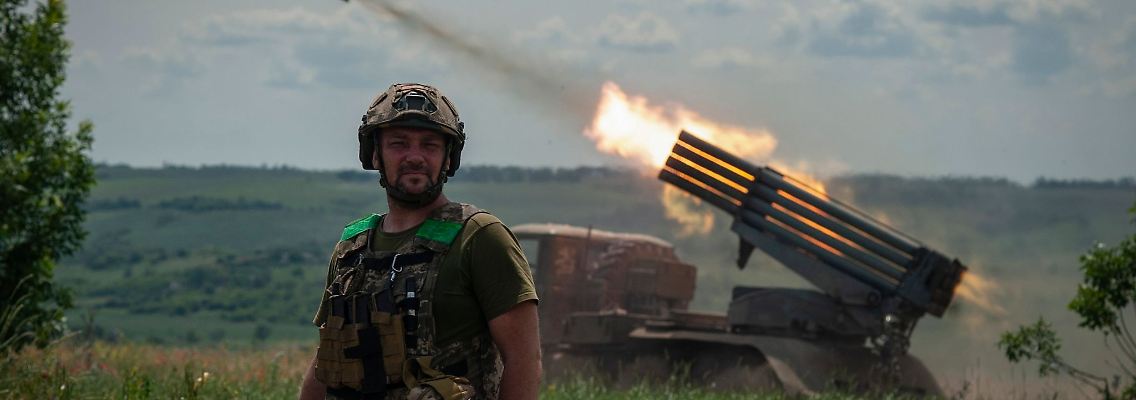 Ein Soldat an der Frontlinie in der Region Donezk: Hier gelangen der ukrainischen Armee offenbar zuletzt kleine Vorstöße.