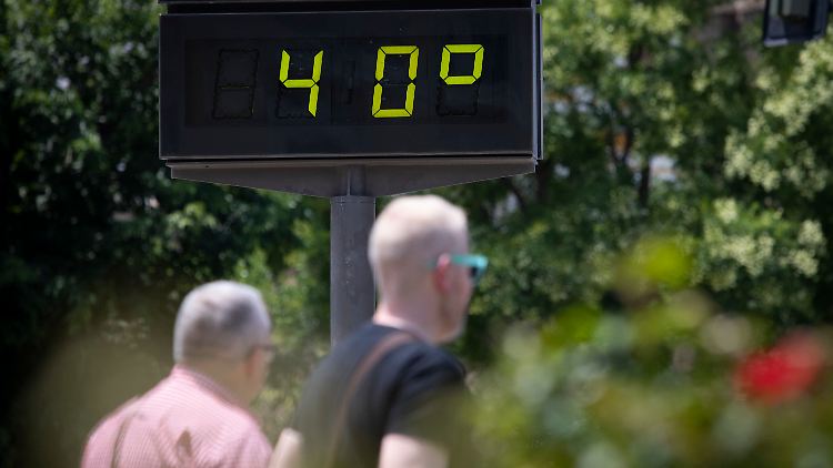 Ein Straßenthermometer in Sevilla zeigt 40 Grad an.