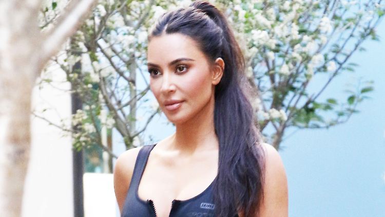 Weiß auch, wie man am Baggersee die Blicke auf sich zieht: Kim Kardashian.