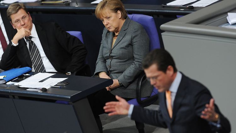 Größtmögliche Harmonie zwischen Guttenberg und Westerwelle. Die Kanzlerin sieht es mit Wohlgefallen.