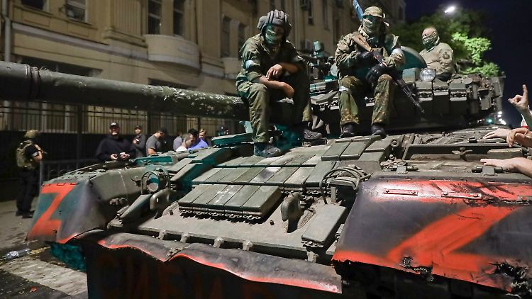 Wagner-Söldner sitzen während ihres Aufstandes in Rostow am Don auf einem Panzer. 