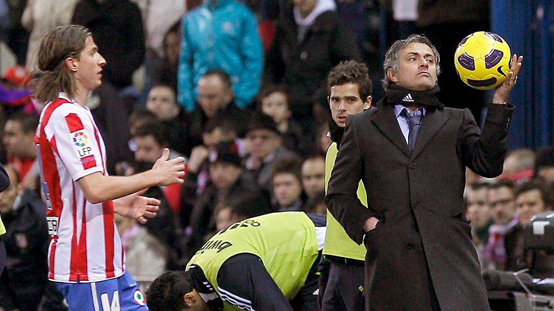 Jose Mourinho gibt sich im Streit um einen neuen Stürmer bislang unversöhnlich. Das blieb auch nach dem Sieg bei Atletico Madrid so, als er neues Öl ins Feuer goss.